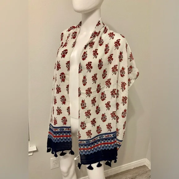 New Talbots An elegant women's scarf with tassels. In a gift box. - Picture 7 of 8